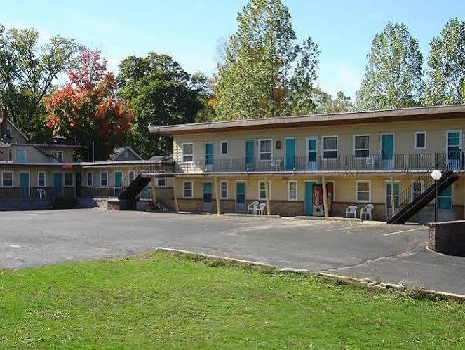 Economy Inn Cadillac Exterior photo