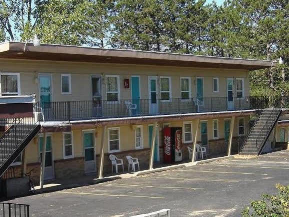 Economy Inn Cadillac Exterior photo